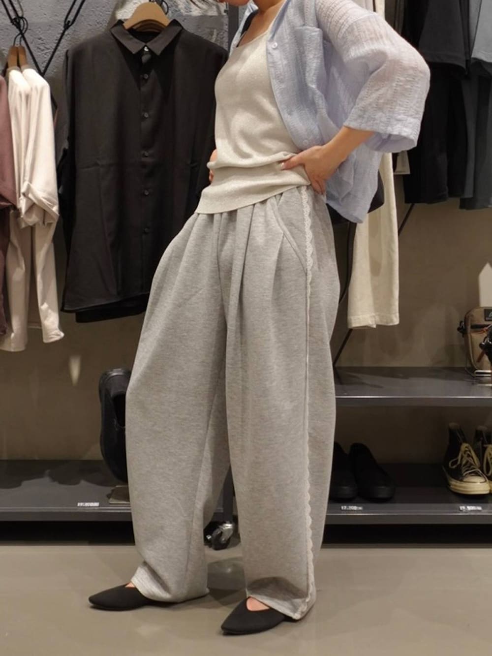 グレー系のスウェットパンツ、シルバー系のタンクトップ、ブラック系のパンプスを着用したレディースの春コーディネートの3枚目の写真