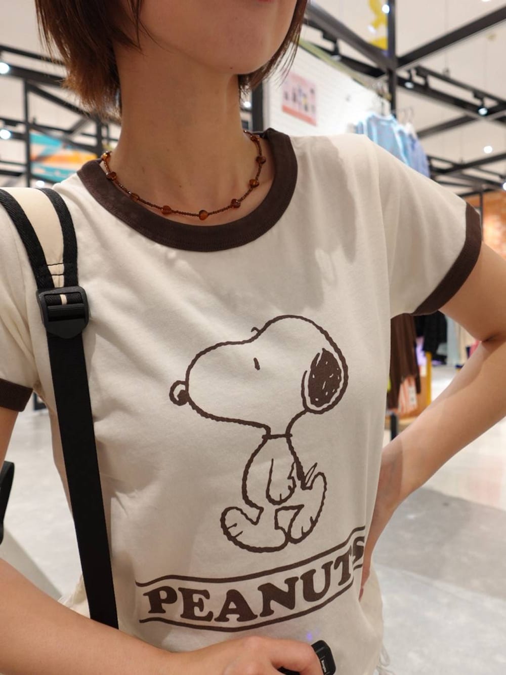 ベージュ系のデニムパンツ、ベージュ系のTシャツ/カットソー、ホワイト系のバックパック/リュックを着用したレディースの夏コーディネートの3枚目の写真