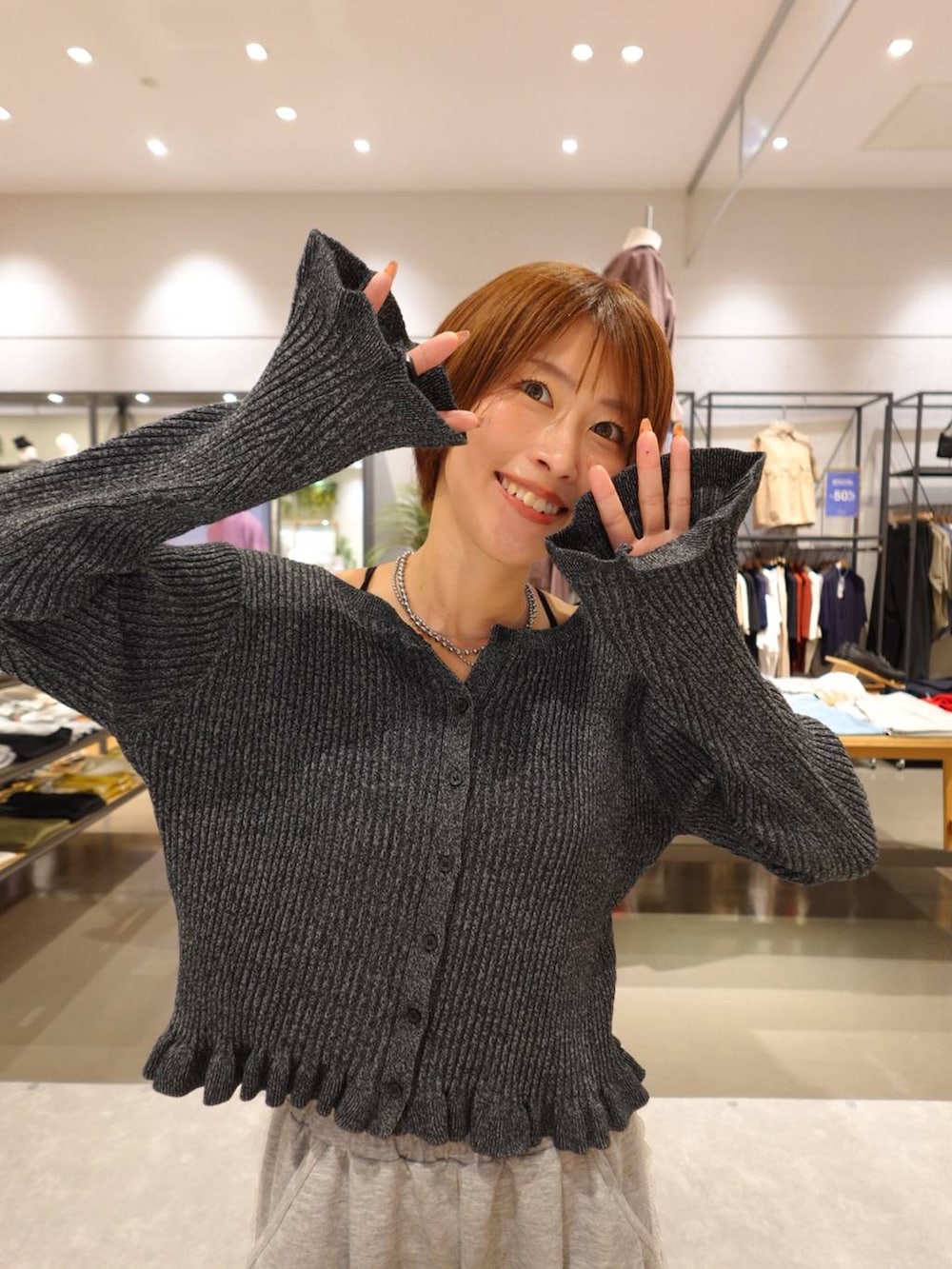 ブラック系のカーディガン/ボレロ、グレー系のスウェットパンツ、シルバー系のネックレスを着用したレディースの秋コーディネートの2枚目の写真