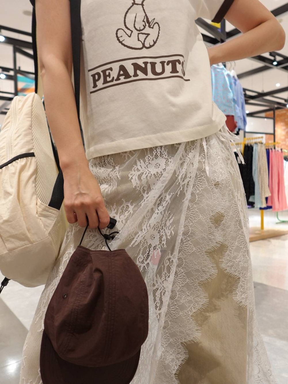 ベージュ系のデニムパンツ、ベージュ系のTシャツ/カットソー、ホワイト系のバックパック/リュックを着用したレディースの夏コーディネートの5枚目の写真