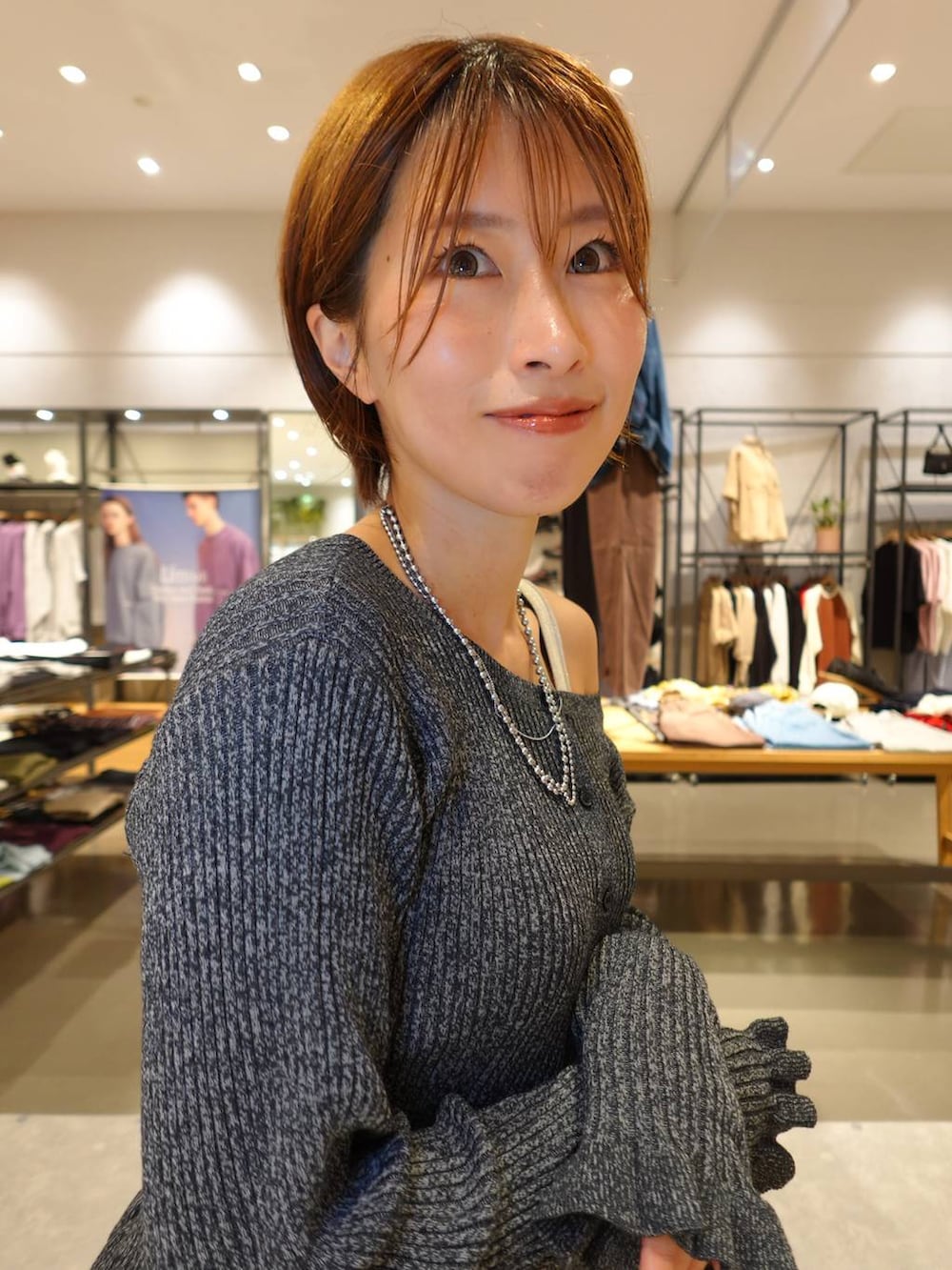 ブラック系のカーディガン/ボレロ、シルバー系のタンクトップ、シルバー系のネックレスを着用したレディースの秋コーディネートの3枚目の写真