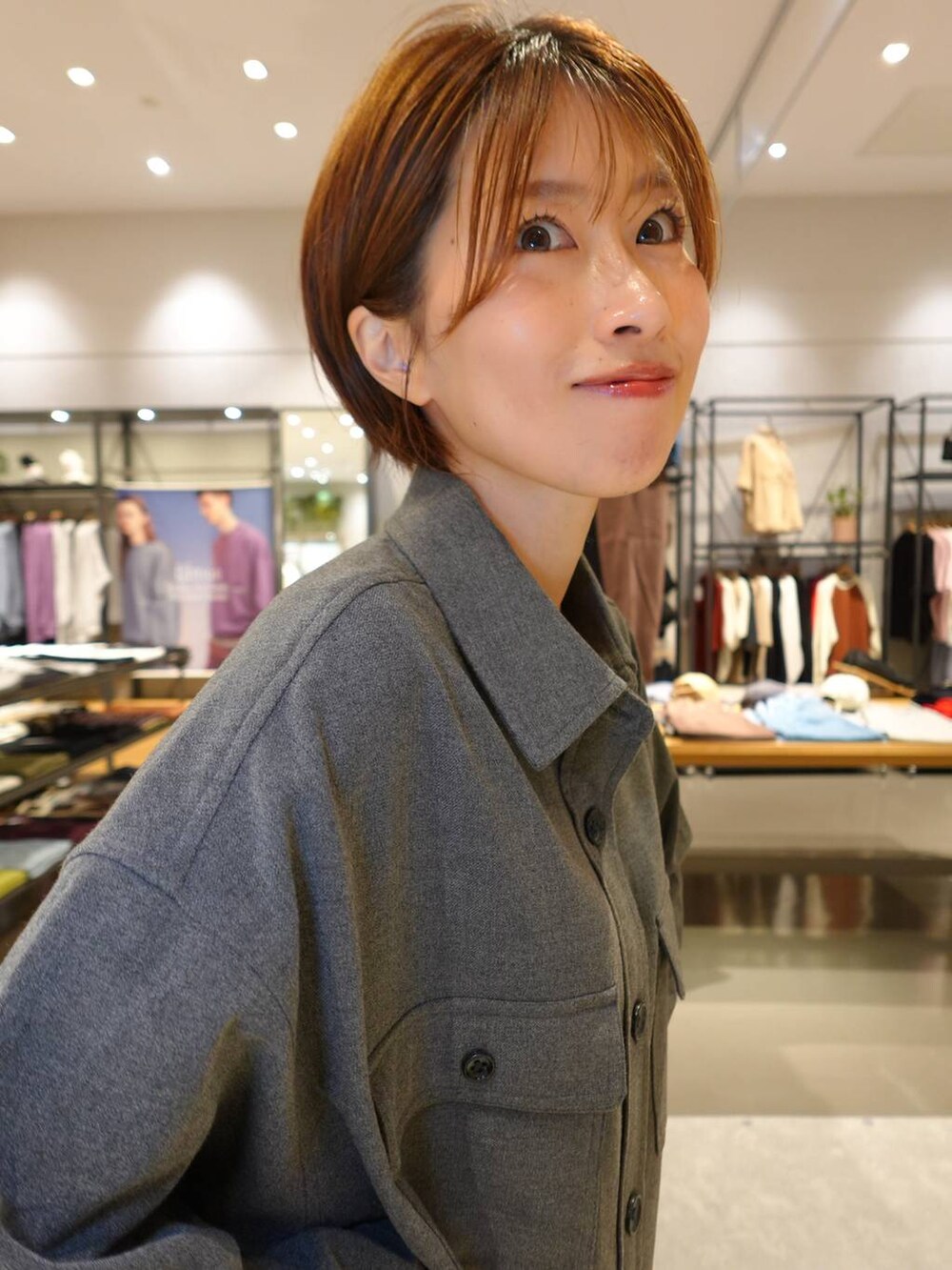 ブラック系のローファー、グレー系のその他アウター、グレー系のその他パンツを着用したレディースの秋コーディネートの5枚目の写真