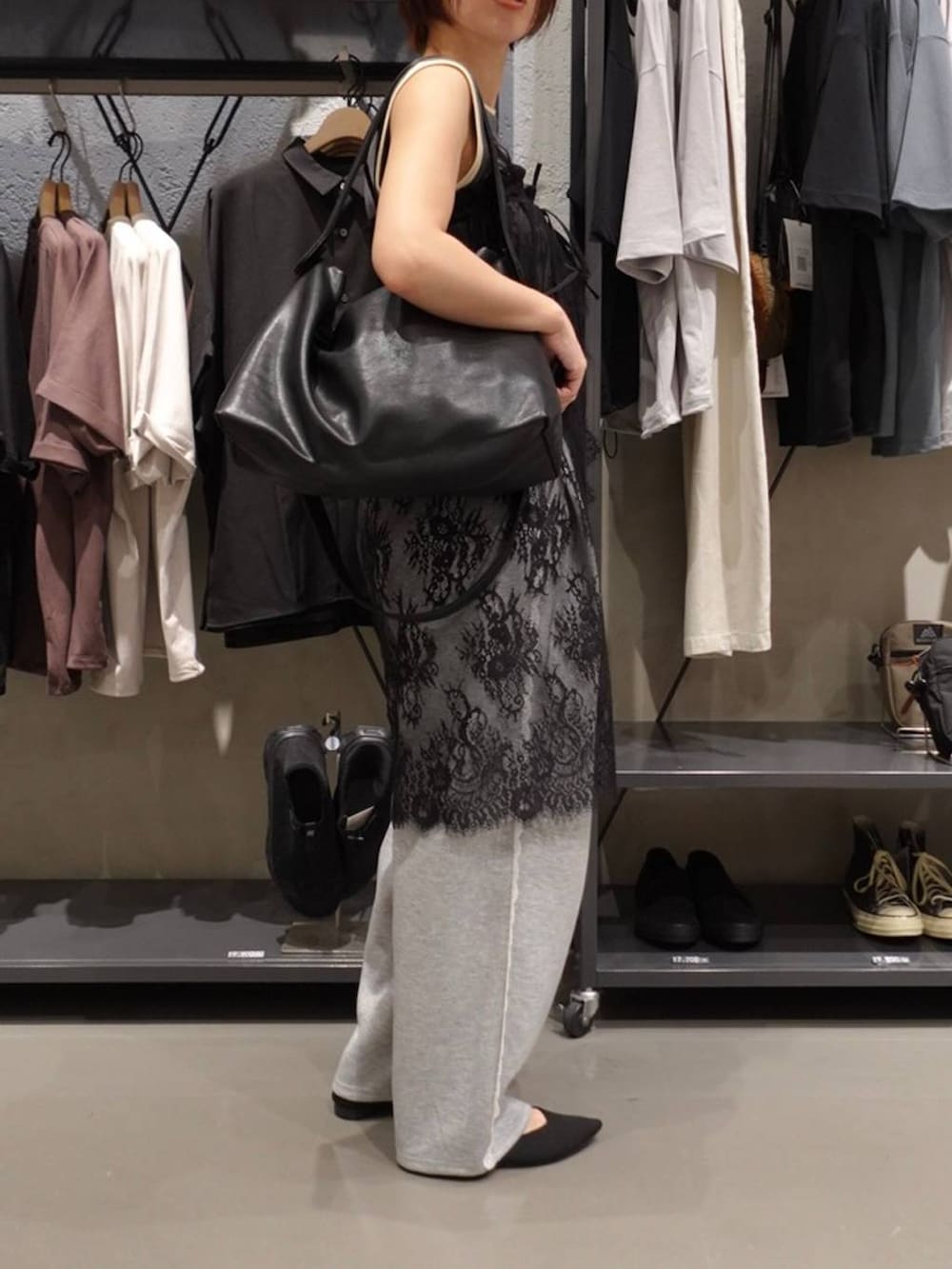 グレー系のスウェットパンツ、グレー系のタンクトップ、ブラック系のパンプスを着用したレディースの春コーディネートの2枚目の写真