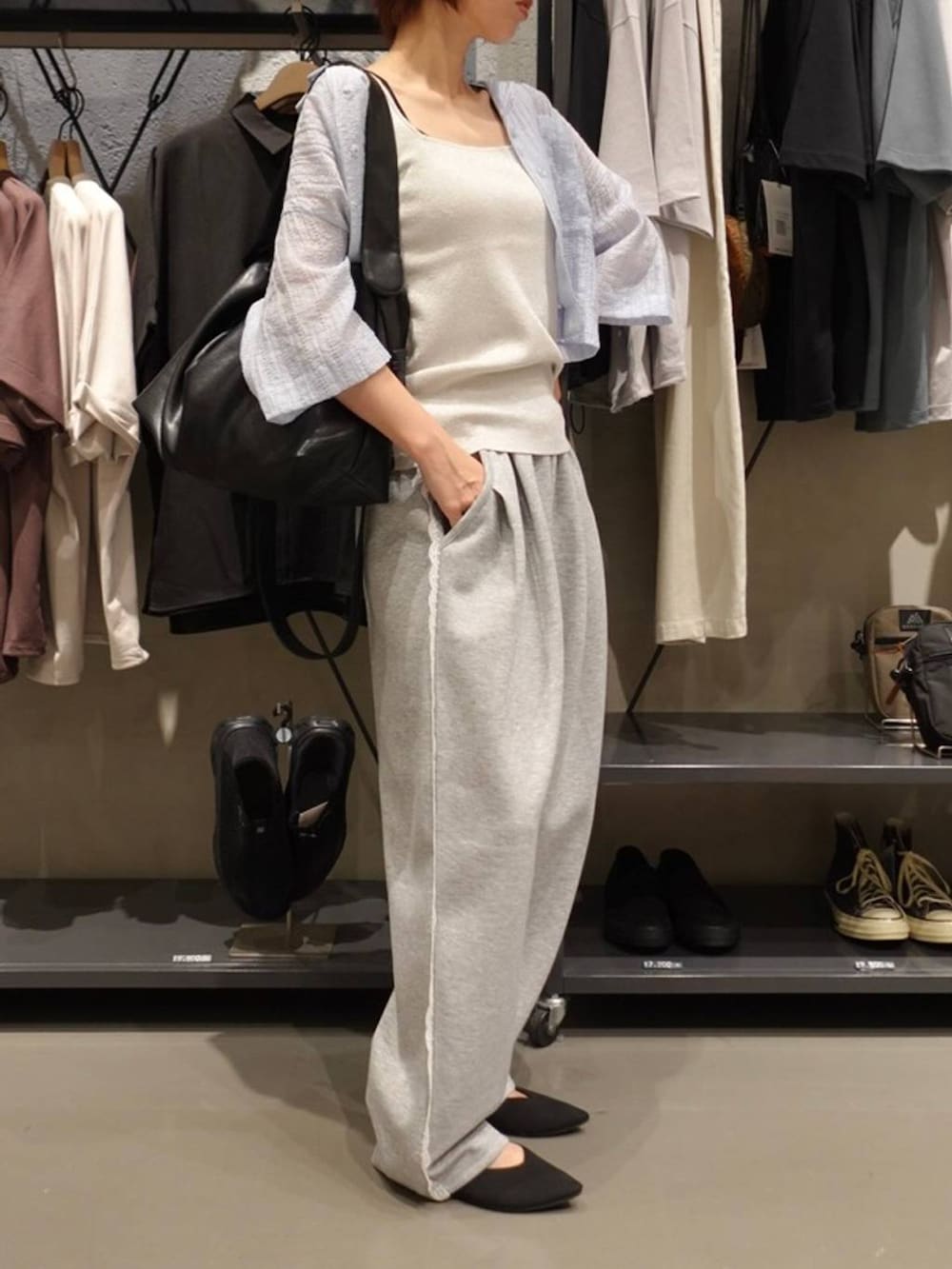 グレー系のスウェットパンツ、シルバー系のタンクトップ、ブラック系のパンプスを着用したレディースの春コーディネートの2枚目の写真