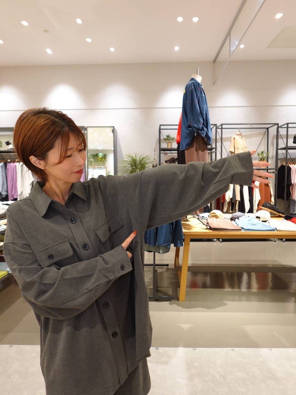 ブラック系のローファー、グレー系のその他アウター、グレー系のその他パンツを着用したレディースの秋コーディネートの3枚目の写真