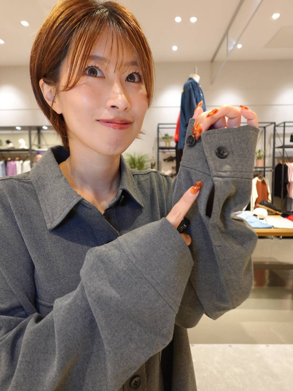 ブラック系のローファー、グレー系のその他アウター、グレー系のその他パンツを着用したレディースの秋コーディネートの4枚目の写真