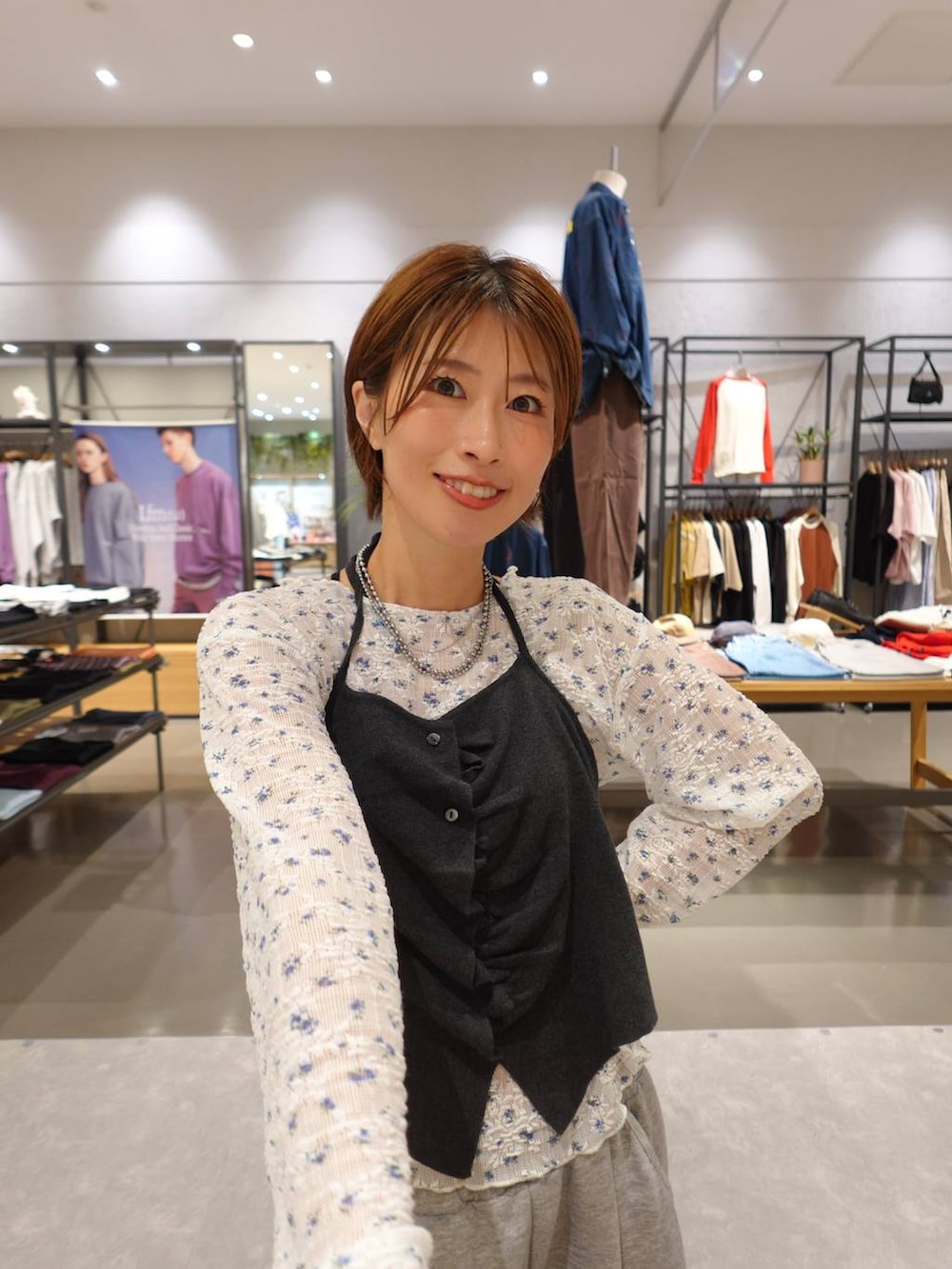 グレー系のキャミソール、ホワイト系のTシャツ/カットソー、グレー系のスウェットパンツを着用したレディースの秋コーディネートの3枚目の写真