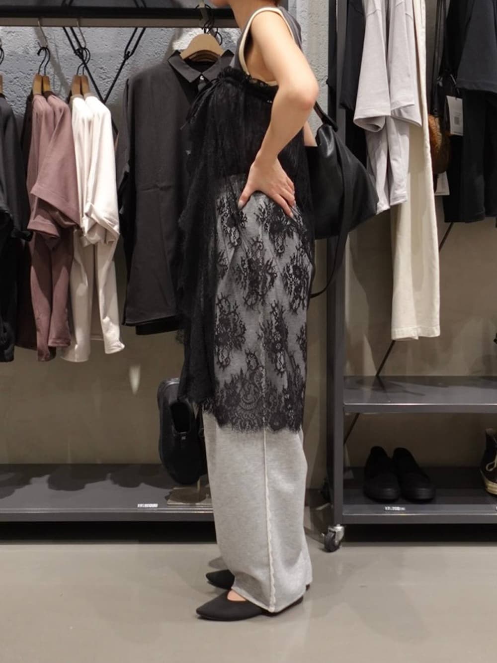 グレー系のスウェットパンツ、グレー系のタンクトップ、ブラック系のパンプスを着用したレディースの春コーディネートの3枚目の写真