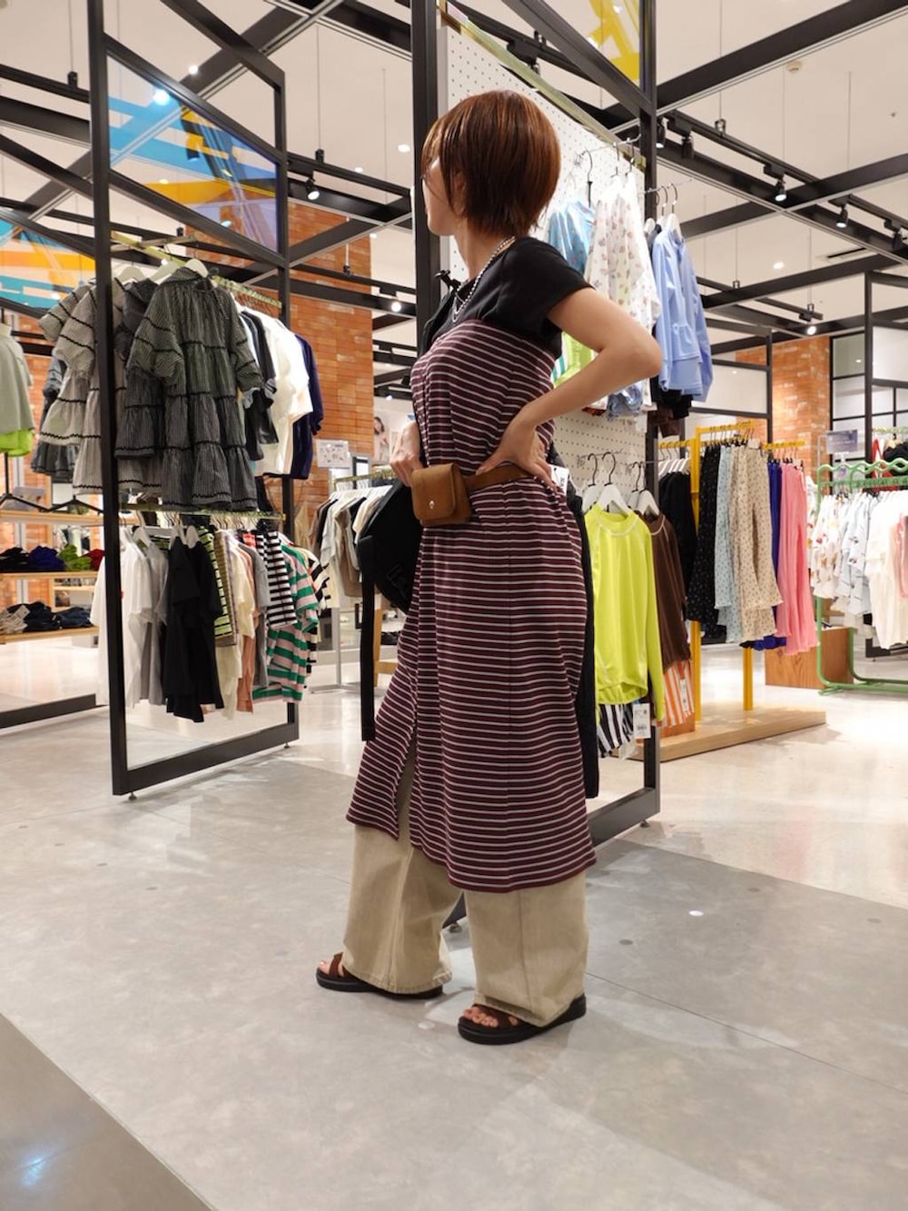 ブラウン系のサンダル、ブラック系のTシャツ/カットソー、ブラウン系のスカートを着用したレディースの夏コーディネートの4枚目の写真
