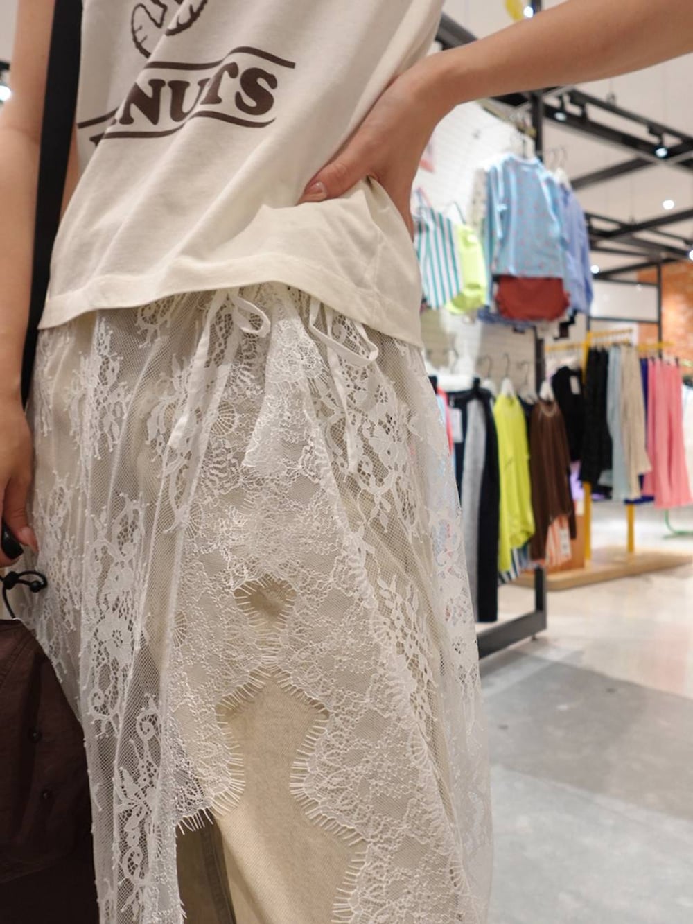 ベージュ系のデニムパンツ、ベージュ系のTシャツ/カットソー、ホワイト系のバックパック/リュックを着用したレディースの夏コーディネートの4枚目の写真