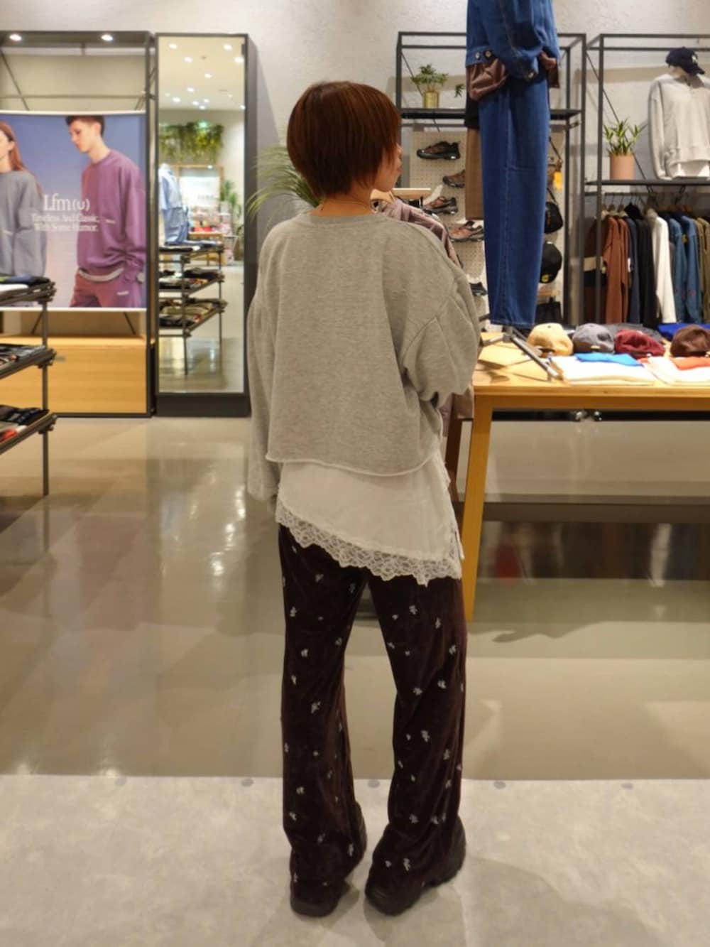 ブラウン系のその他パンツ、グレー系のスウェット、ブラック系のローファーを着用したレディースの秋コーディネートの3枚目の写真