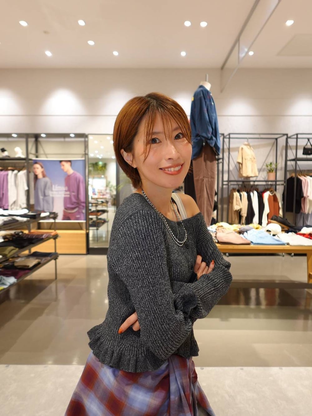 ブラック系のカーディガン/ボレロ、ブルー系のシャツ/ブラウス、シルバー系のネックレスを着用したレディースの秋コーディネートの3枚目の写真