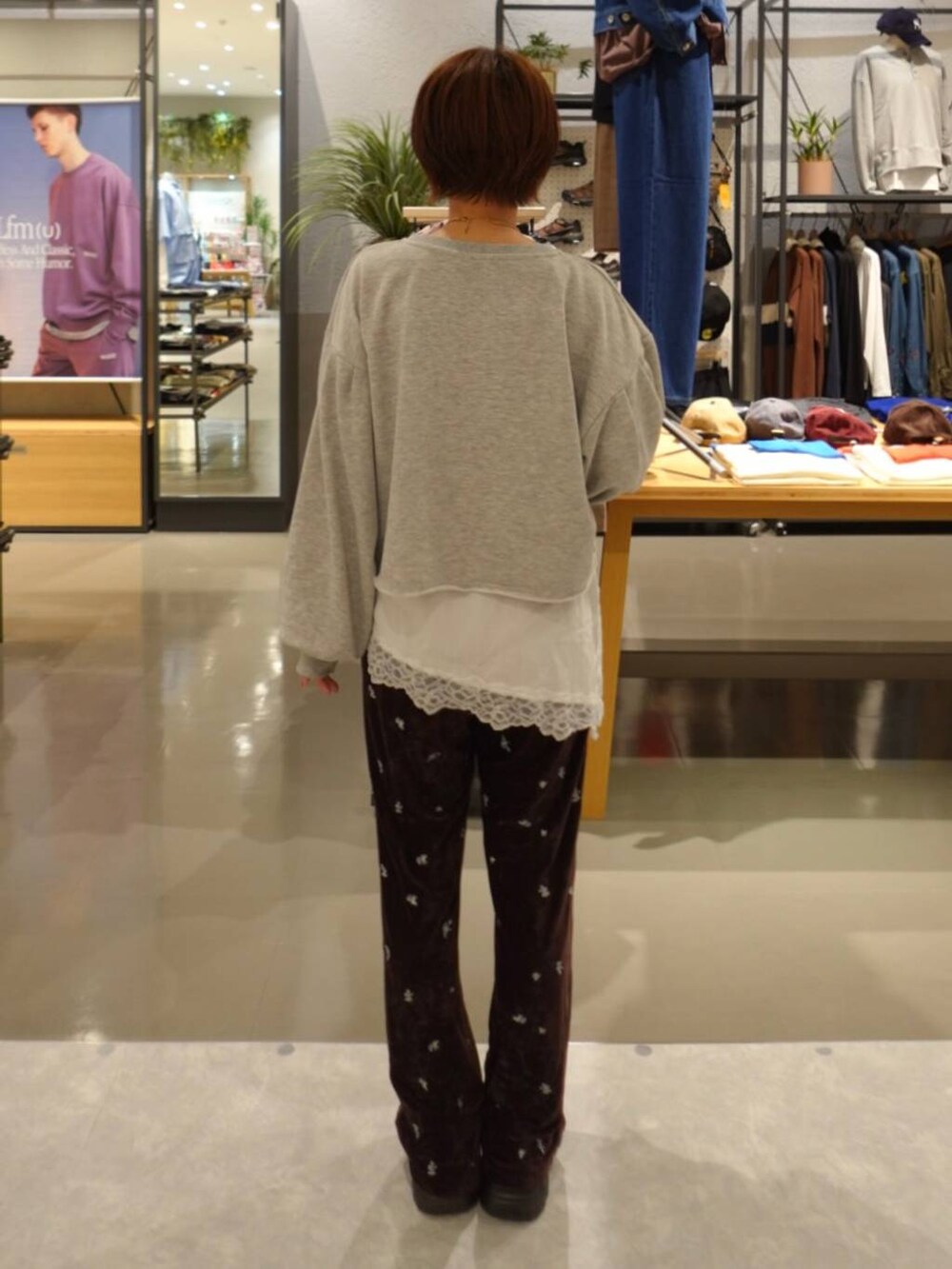 ブラウン系のその他パンツ、グレー系のスウェット、ブラック系のローファーを着用したレディースの秋コーディネートの4枚目の写真