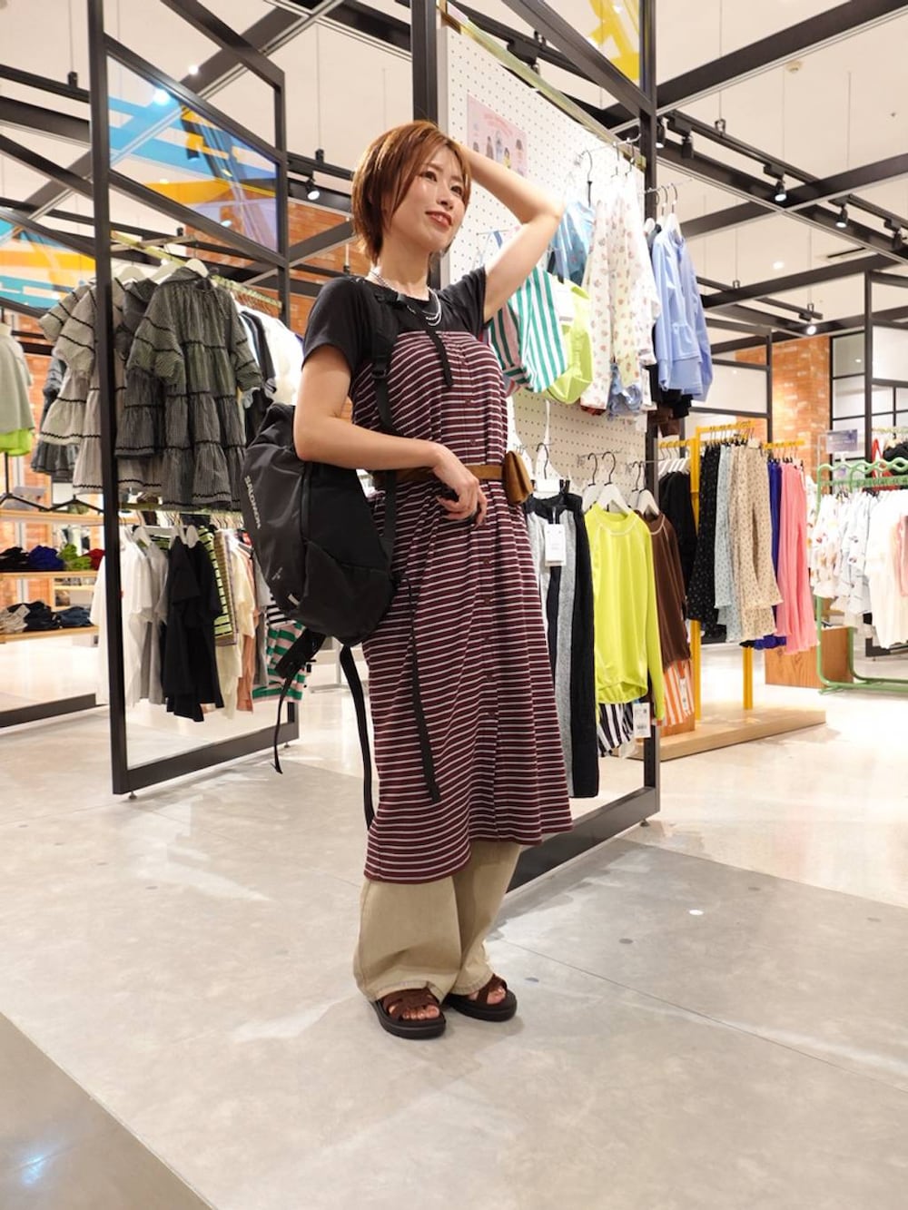 ブラウン系のサンダル、ブラック系のTシャツ/カットソー、ブラウン系のスカートを着用したレディースの夏コーディネートの2枚目の写真