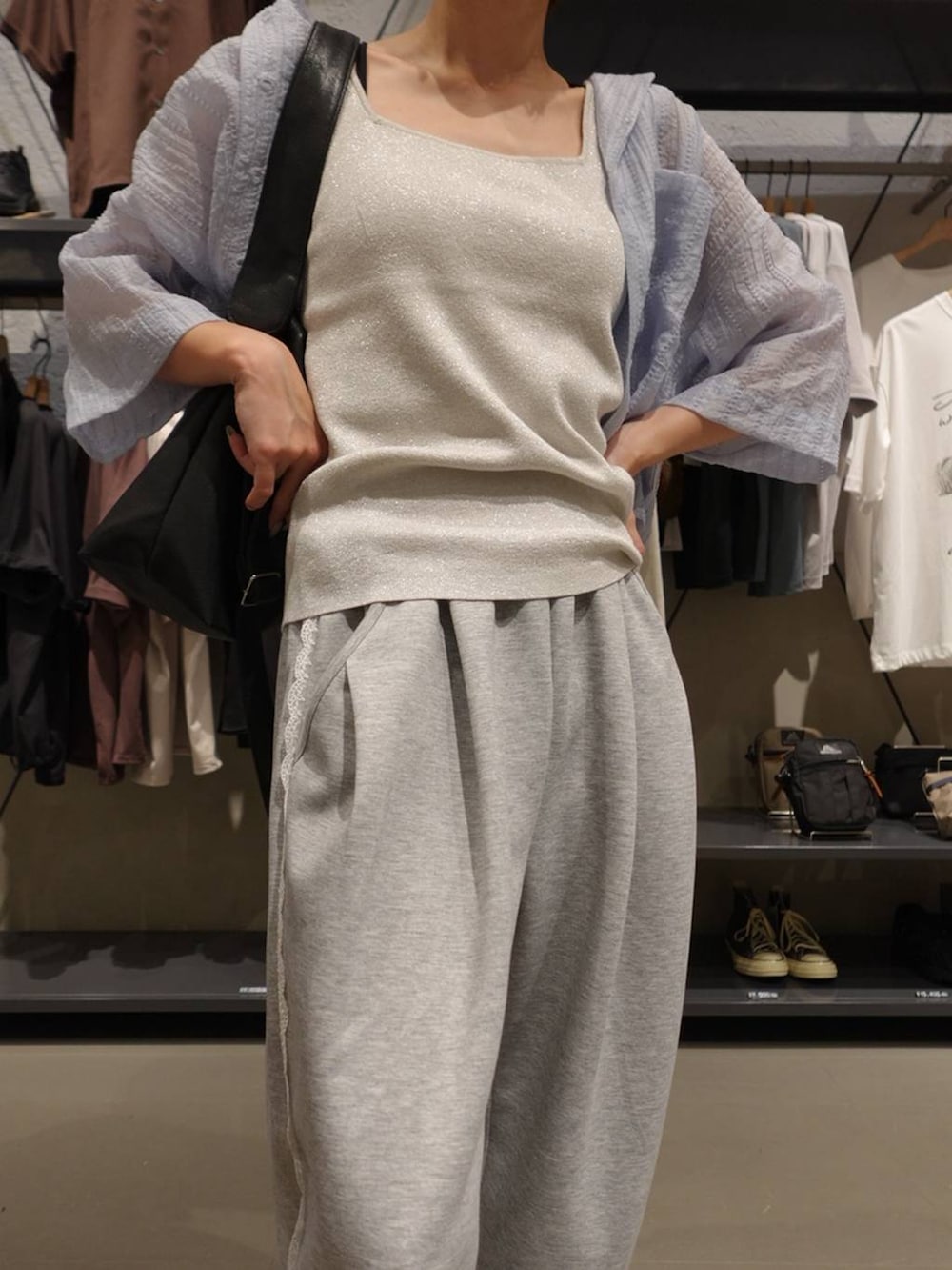 グレー系のスウェットパンツ、シルバー系のタンクトップ、ブラック系のパンプスを着用したレディースの春コーディネートの4枚目の写真