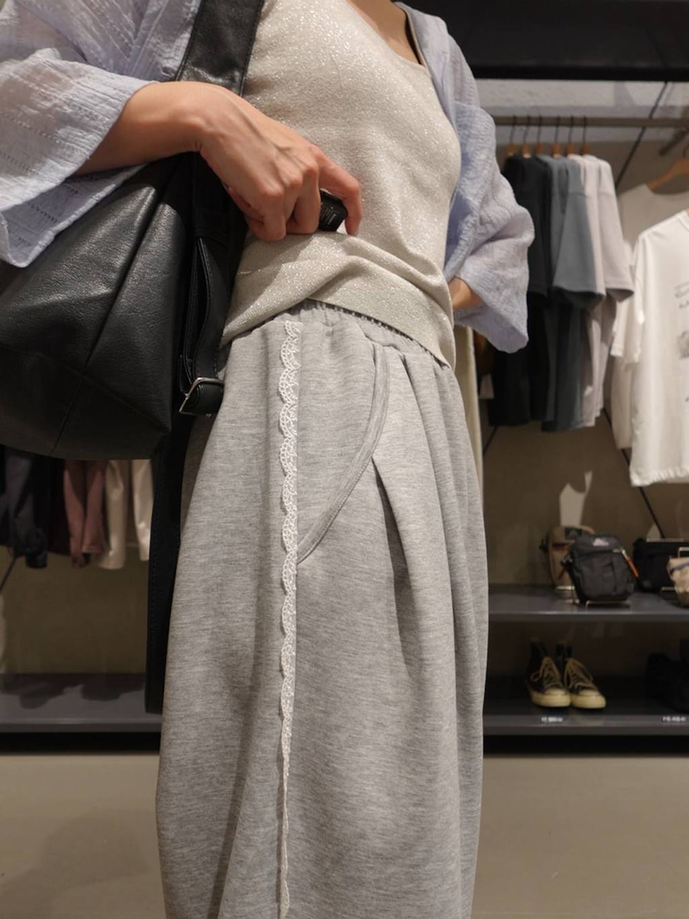 グレー系のスウェットパンツ、シルバー系のタンクトップ、ブラック系のパンプスを着用したレディースの春コーディネートの5枚目の写真