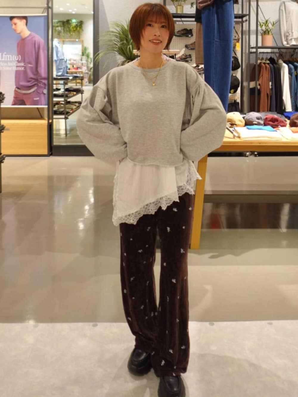 ブラウン系のその他パンツ、グレー系のスウェット、ブラック系のローファーを着用したレディースの秋コーディネートの2枚目の写真