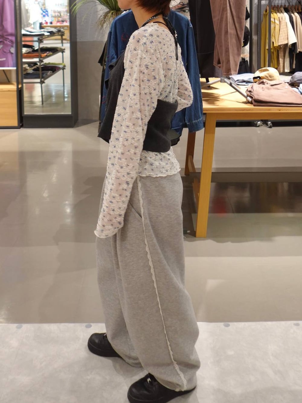 グレー系のキャミソール、ホワイト系のTシャツ/カットソー、グレー系のスウェットパンツを着用したレディースの秋コーディネートの5枚目の写真