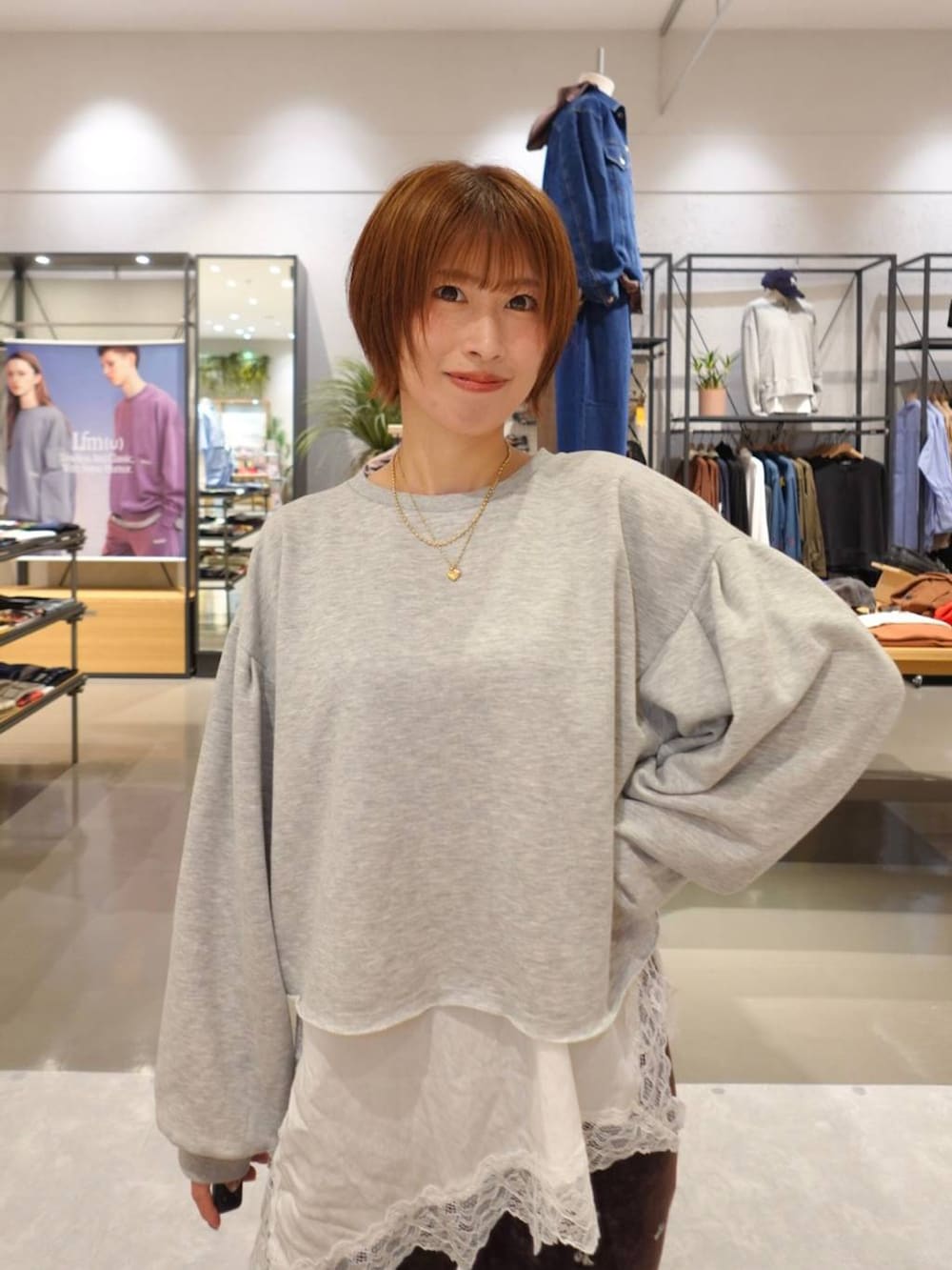 ブラウン系のその他パンツ、グレー系のスウェット、ブラック系のローファーを着用したレディースの秋コーディネートの6枚目の写真