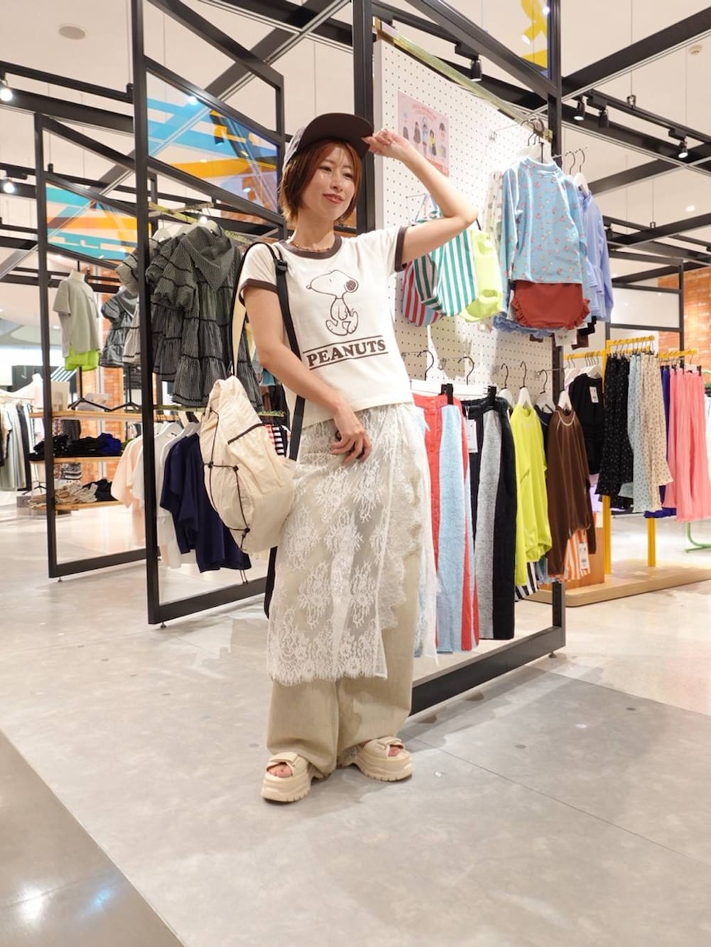 ベージュ系のデニムパンツ、ベージュ系のTシャツ/カットソー、ホワイト系のバックパック/リュックを着用したレディースの夏コーディネートの6枚目の写真