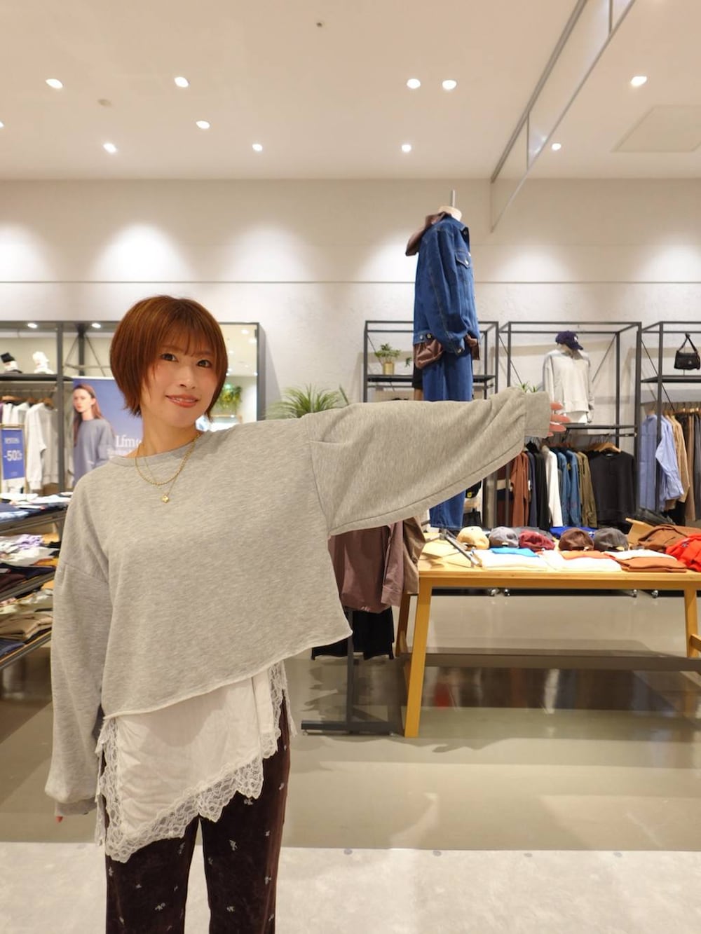ブラウン系のその他パンツ、グレー系のスウェット、ブラック系のローファーを着用したレディースの秋コーディネートの5枚目の写真