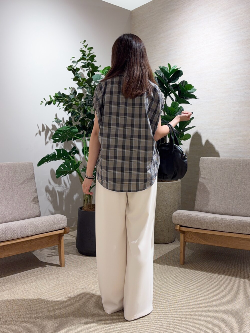 ホワイト系のその他パンツ、ブルー系のシャツ/ブラウスを着用したレディースの夏コーディネートの2枚目の写真