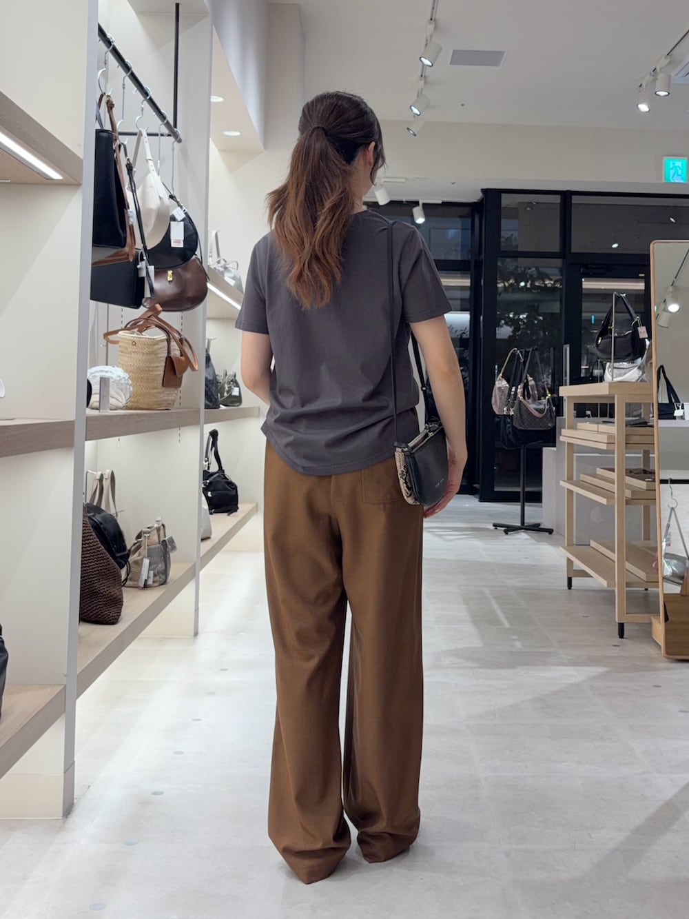 ブラウン系のその他パンツ、グレー系のTシャツ/カットソーを着用したレディースの夏コーディネートの2枚目の写真