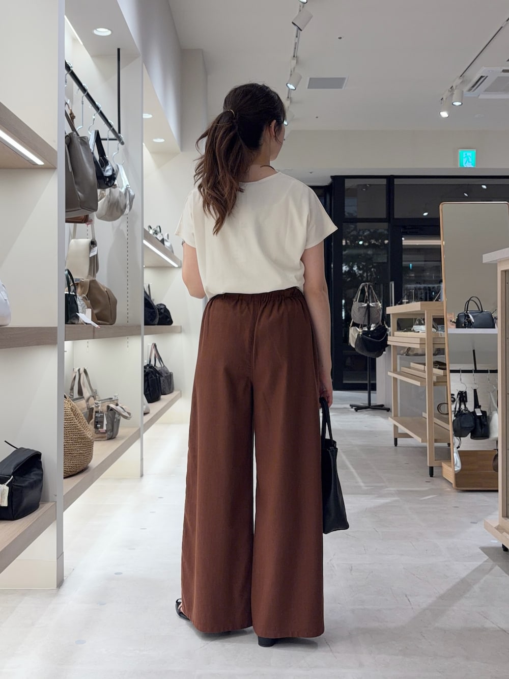 ホワイト系のTシャツ/カットソー、ブラウン系のその他パンツを着用したレディースの春コーディネートの2枚目の写真