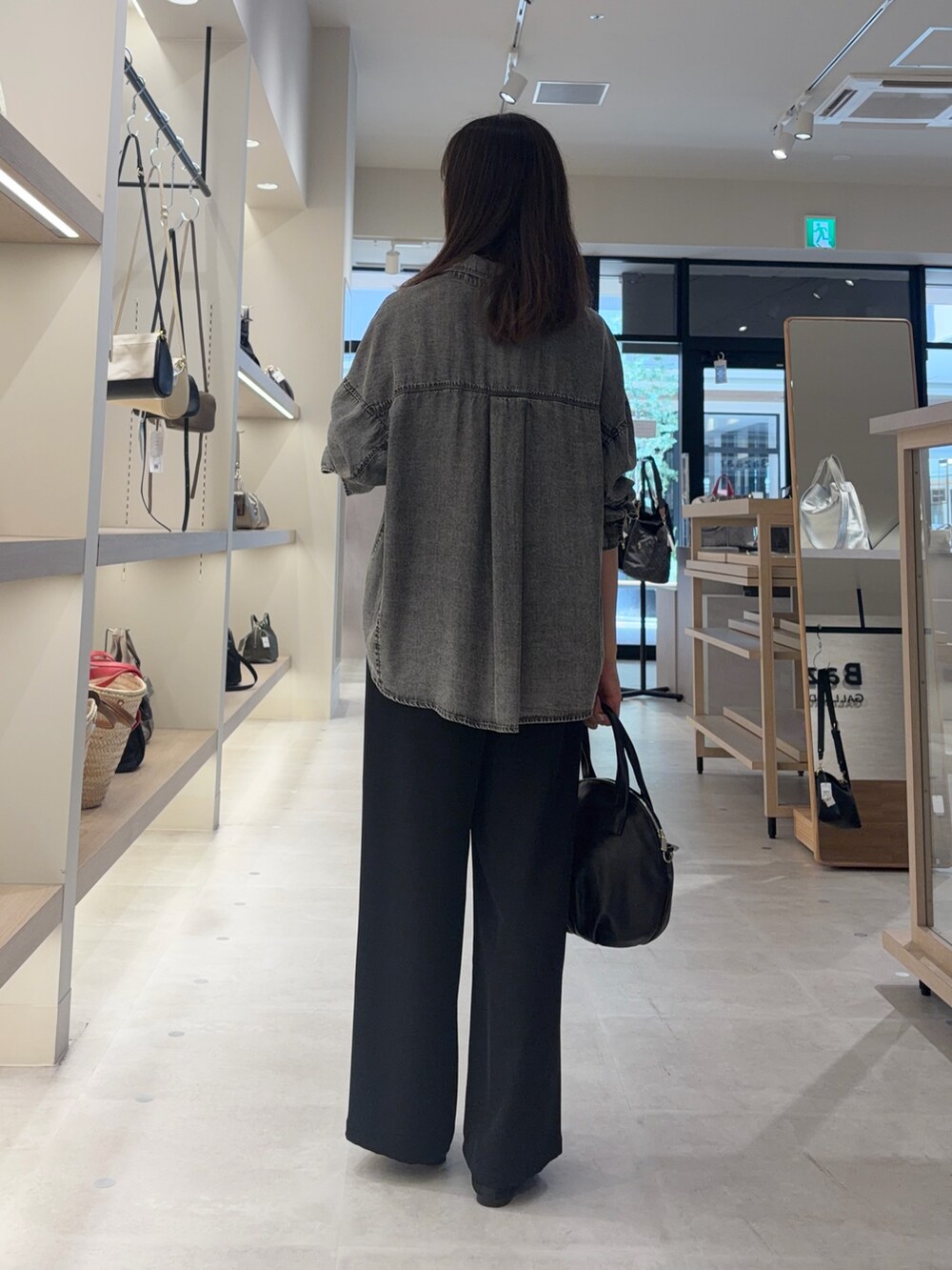 グレー系のシャツ/ブラウス、ホワイト系のTシャツ/カットソー、ブラック系のその他パンツを着用したレディースの秋コーディネートの2枚目の写真