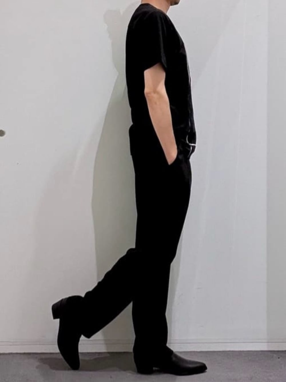 ブラック系のスリッポン、ブラック系のTシャツ/カットソー、ブラック系のその他パンツを着用したメンズの春コーディネートの2枚目の写真