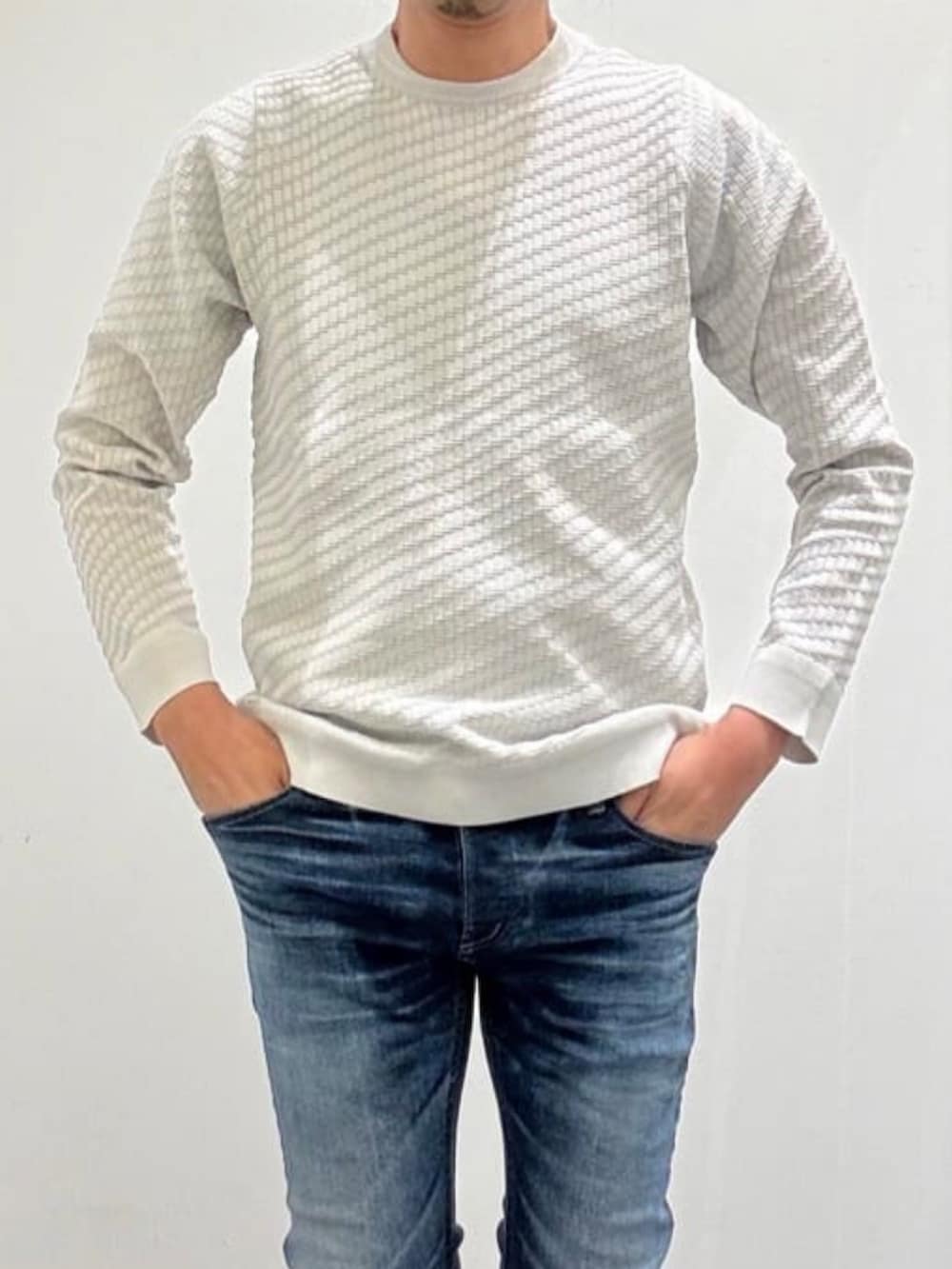 ブルー系のセットアップ、グレー系のニット/セーター、ブルー系のデニムパンツを着用したメンズの秋コーディネートの7枚目の写真