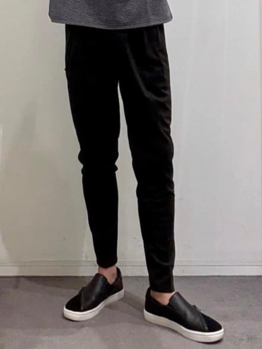 ブラック系のスニーカー、その他のTシャツ/カットソー、ブラック系のスラックスを着用したメンズの夏コーディネートの8枚目の写真