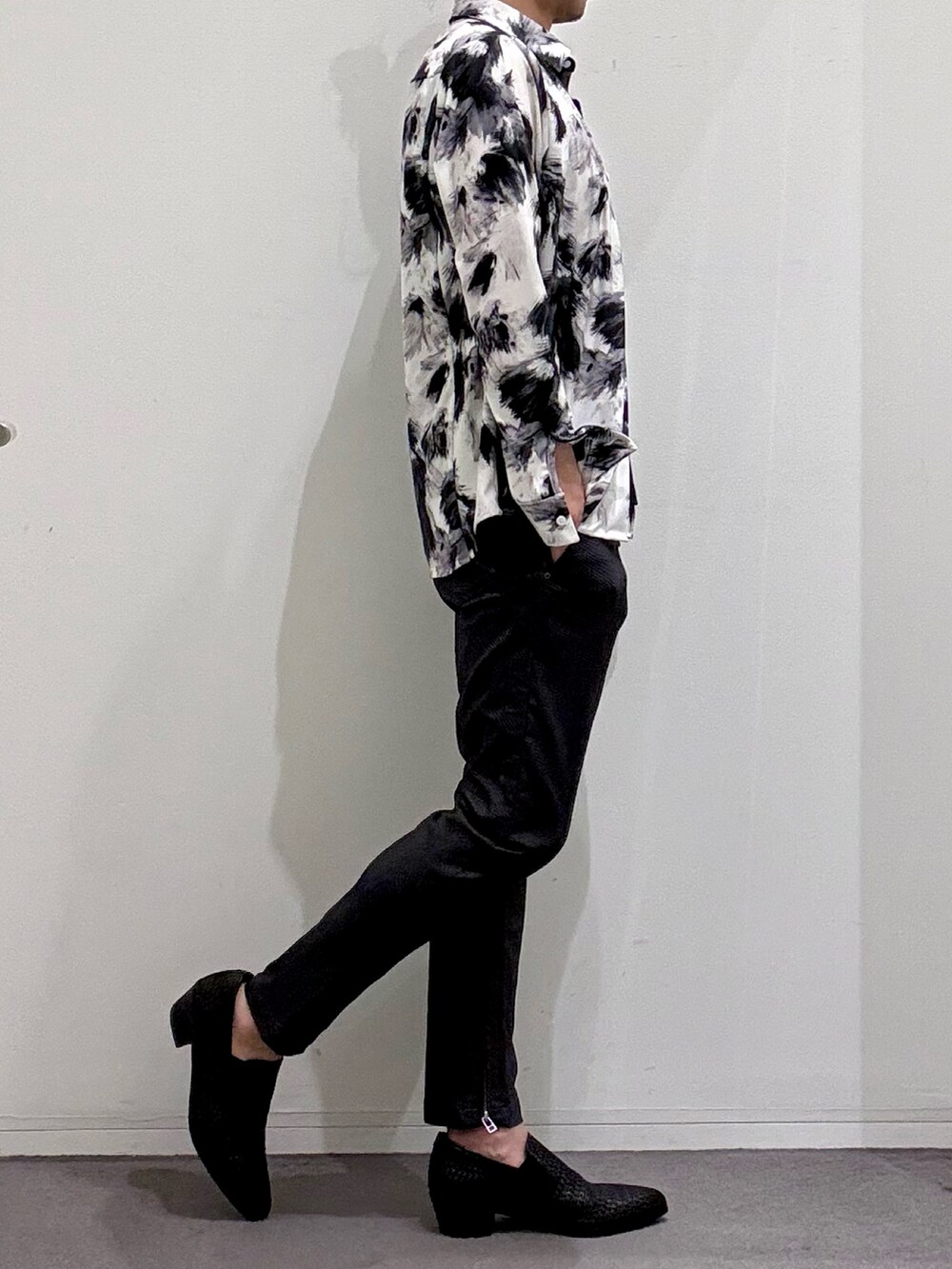 ブラック系のシャツ/ブラウス、ブラック系のTシャツ/カットソー、ブラック系のその他パンツを着用したメンズの春コーディネートの2枚目の写真