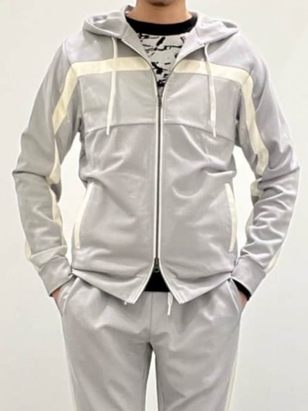 ブラック系のニット/セーター、グレー系のパーカー、グレー系のスウェットパンツを着用したメンズの夏コーディネートの8枚目の写真