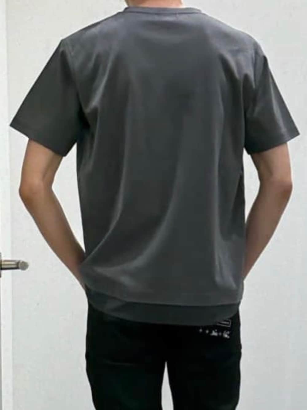 ブラック系のスリッポン、ブラック系のデニムパンツ、ホワイト系のシャツ/ブラウスを着用したメンズの夏コーディネートの7枚目の写真