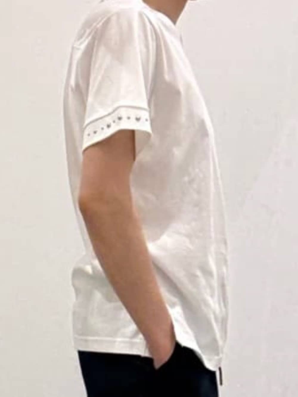 ブルー系のスラックス、ホワイト系のTシャツ/カットソーを着用したメンズの夏コーディネートの5枚目の写真