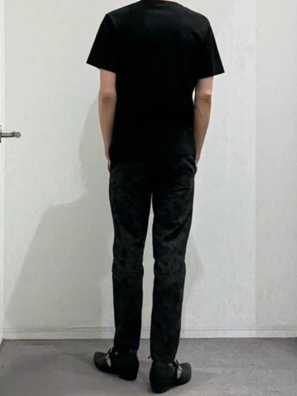 ブラック系のスリッポン、ブラック系のTシャツ/カットソー、ブラック系のその他パンツを着用したメンズの夏コーディネートの3枚目の写真