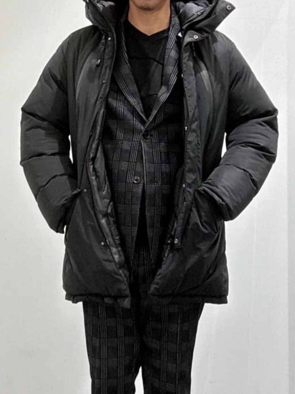 ブラック系のTシャツ/カットソー、ブラック系のダウンジャケット/コート、ブラック系のスリッポンを着用したメンズの夏コーディネートの2枚目の写真