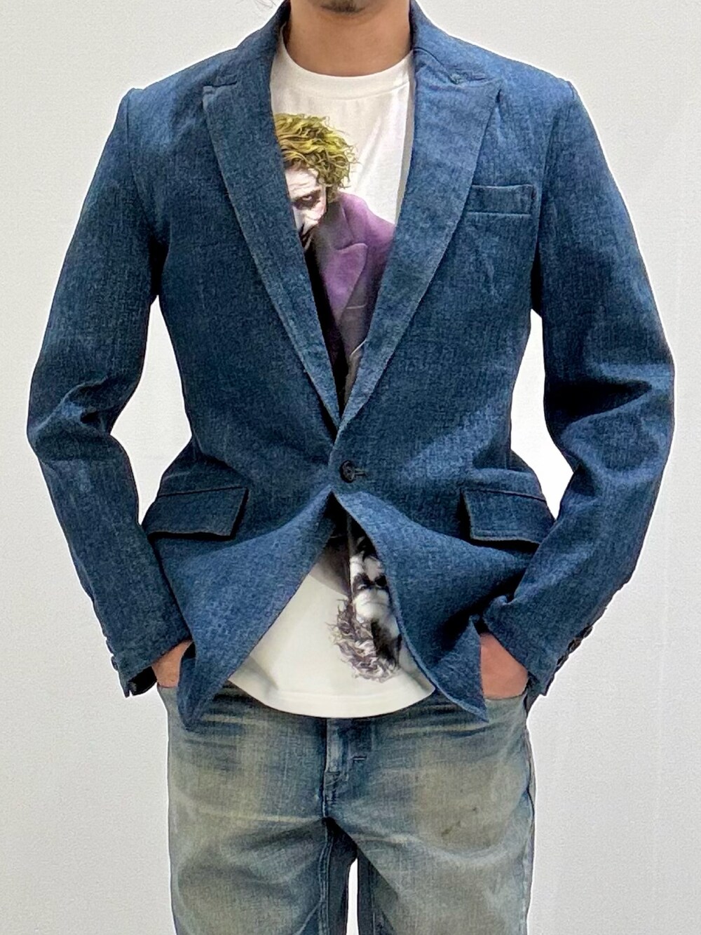 ホワイト系のスニーカー、ブルー系のデニムパンツ、ブルー系のテーラードジャケットを着用したメンズの春コーディネートの4枚目の写真