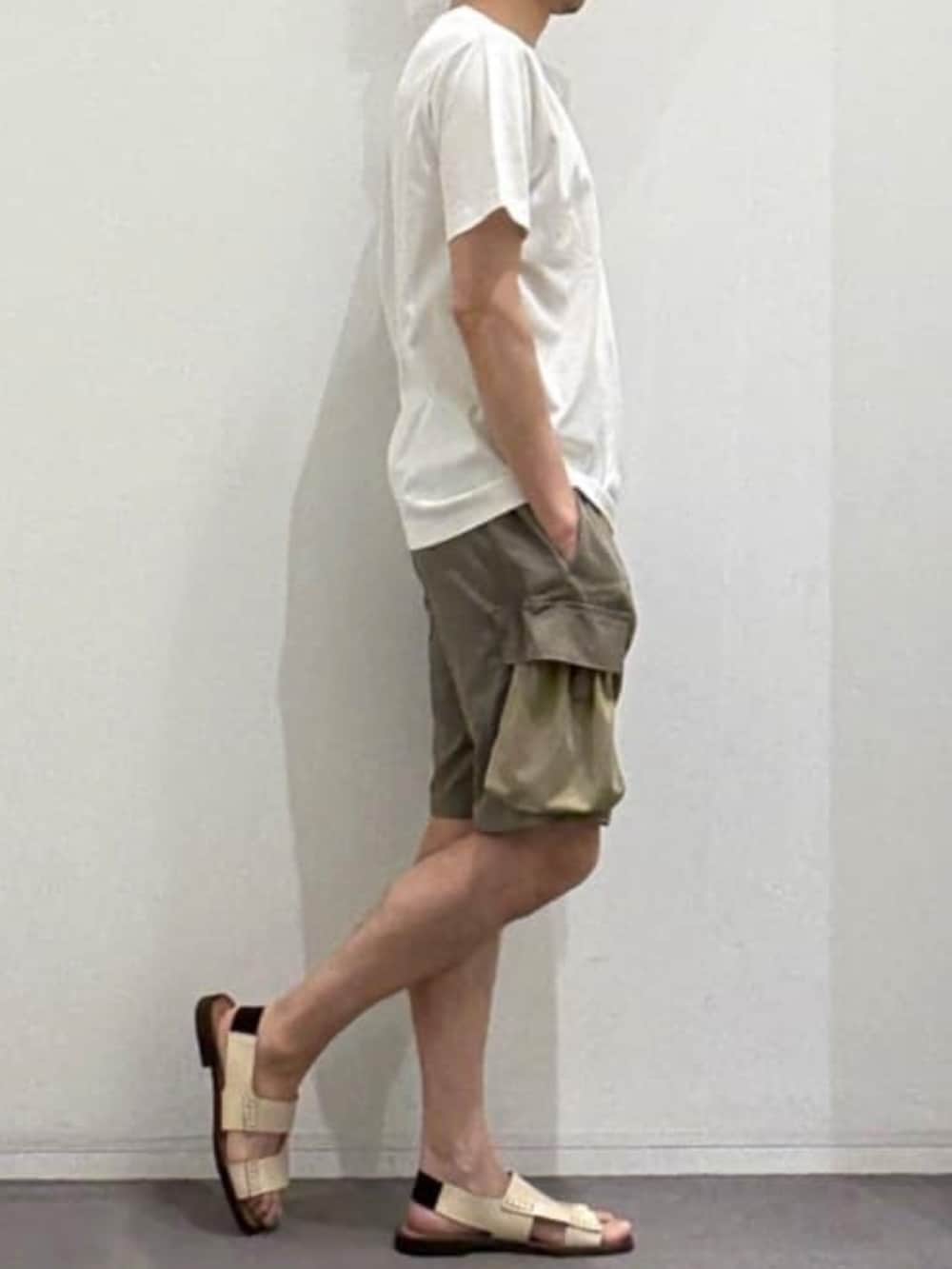 ホワイト系のTシャツ/カットソー、グリーン系のカーゴパンツ、ベージュ系のサンダルを着用したメンズの夏コーディネートの2枚目の写真