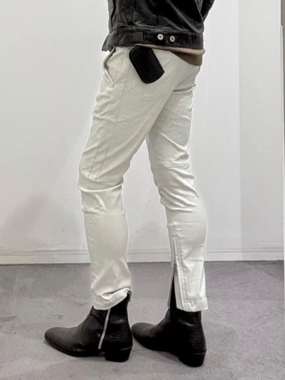 グレー系のチェスターコート、ブラック系のライダースジャケット、グリーン系のTシャツ/カットソーを着用したメンズの秋コーディネートの8枚目の写真