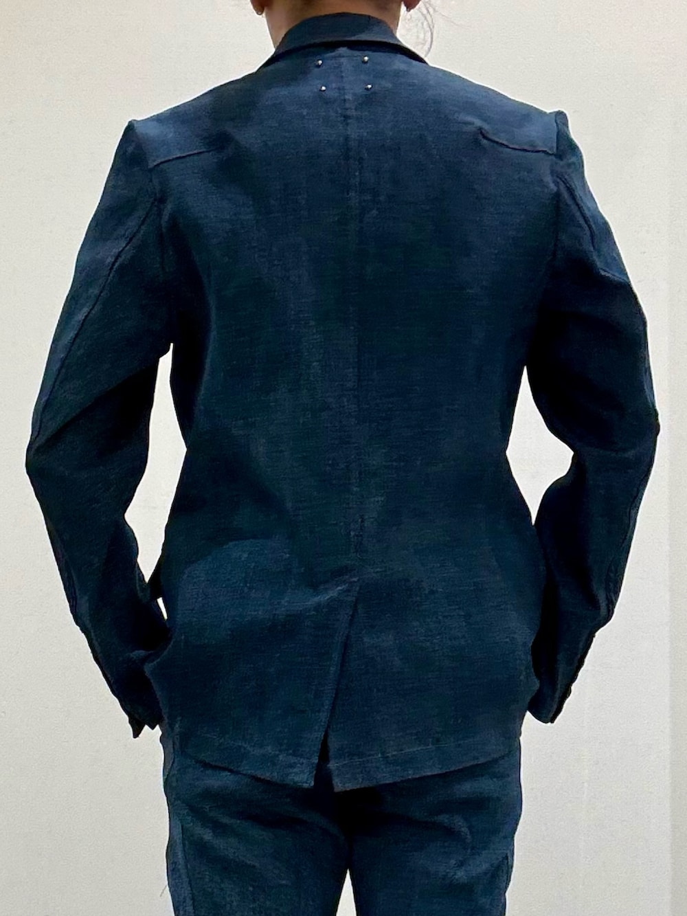 ブルー系のテーラードジャケット、ブルー系のデニムパンツ、ホワイト系のTシャツ/カットソーを着用したメンズの春コーディネートの6枚目の写真