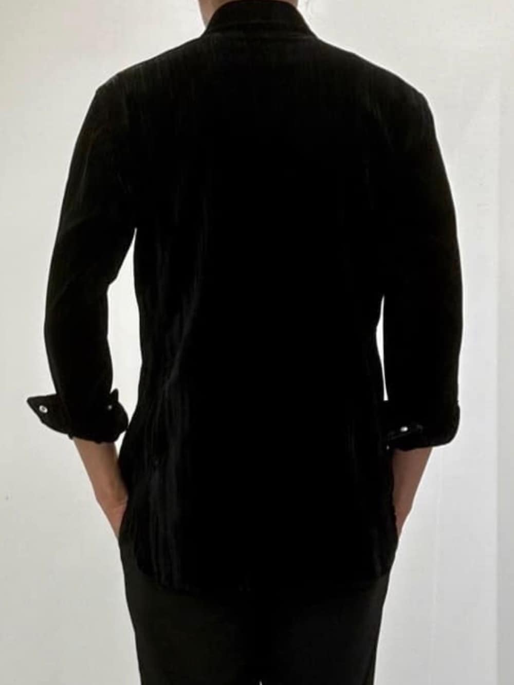 ブラック系のスラックス、ブラック系のブーツ、ブラック系のシャツ/ブラウスを着用したメンズの秋コーディネートの6枚目の写真