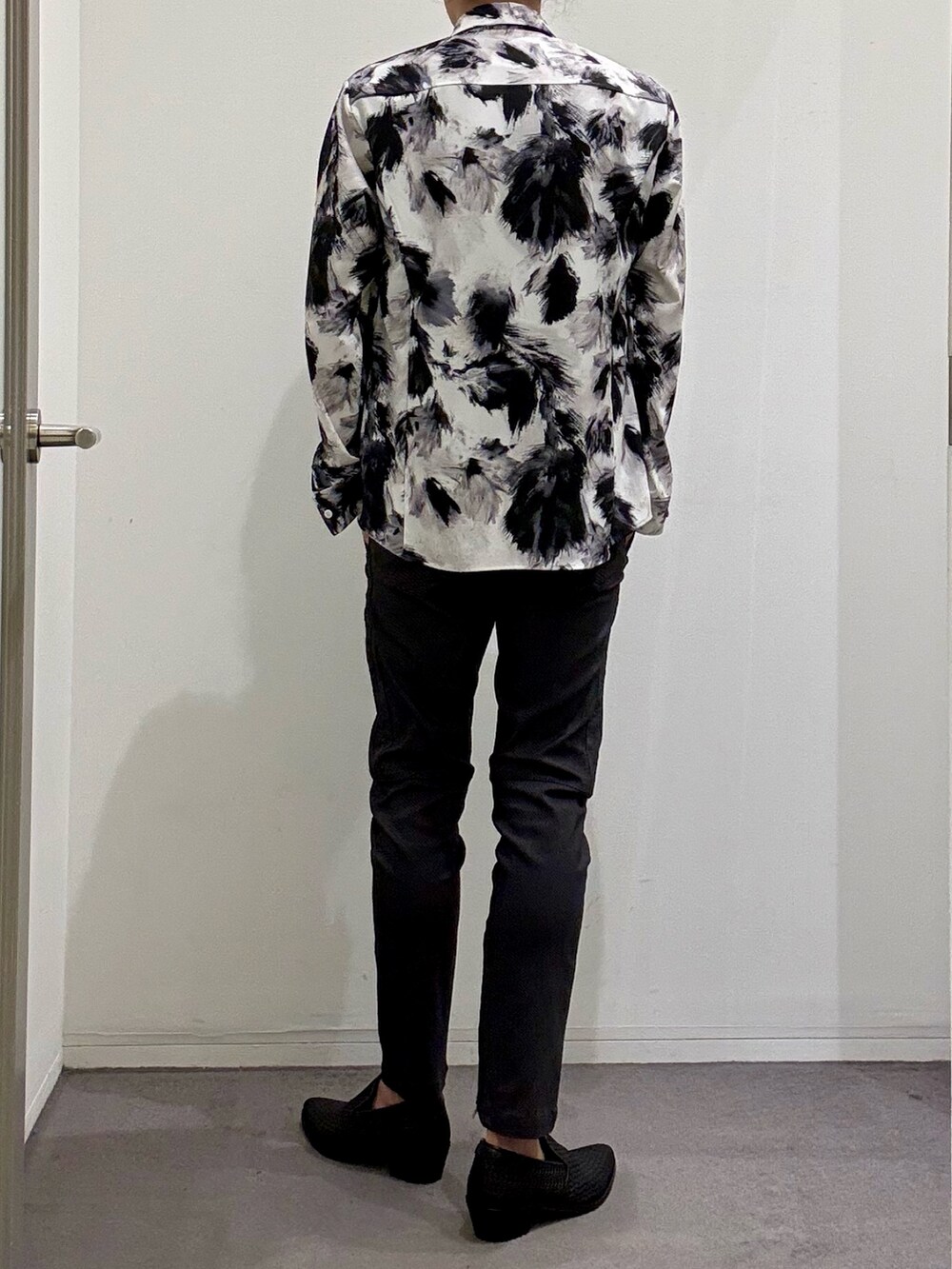 ブラック系のシャツ/ブラウス、ブラック系のTシャツ/カットソー、ブラック系のその他パンツを着用したメンズの春コーディネートの3枚目の写真
