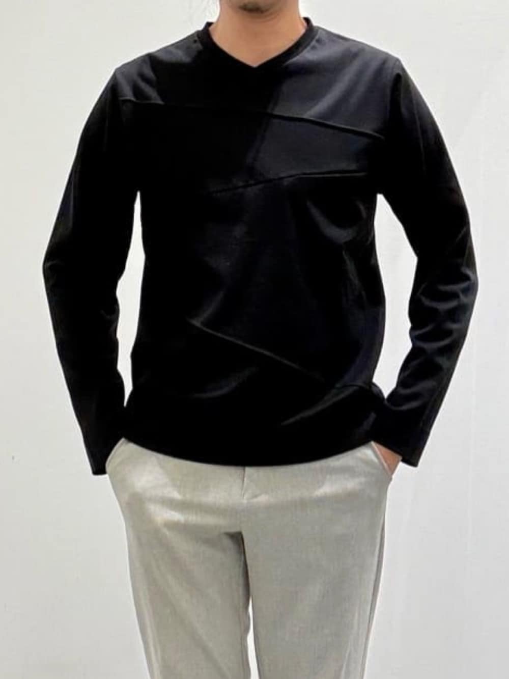 グレー系のチェスターコート、ブラック系のTシャツ/カットソー、グレー系のその他パンツを着用したメンズの夏コーディネートの9枚目の写真