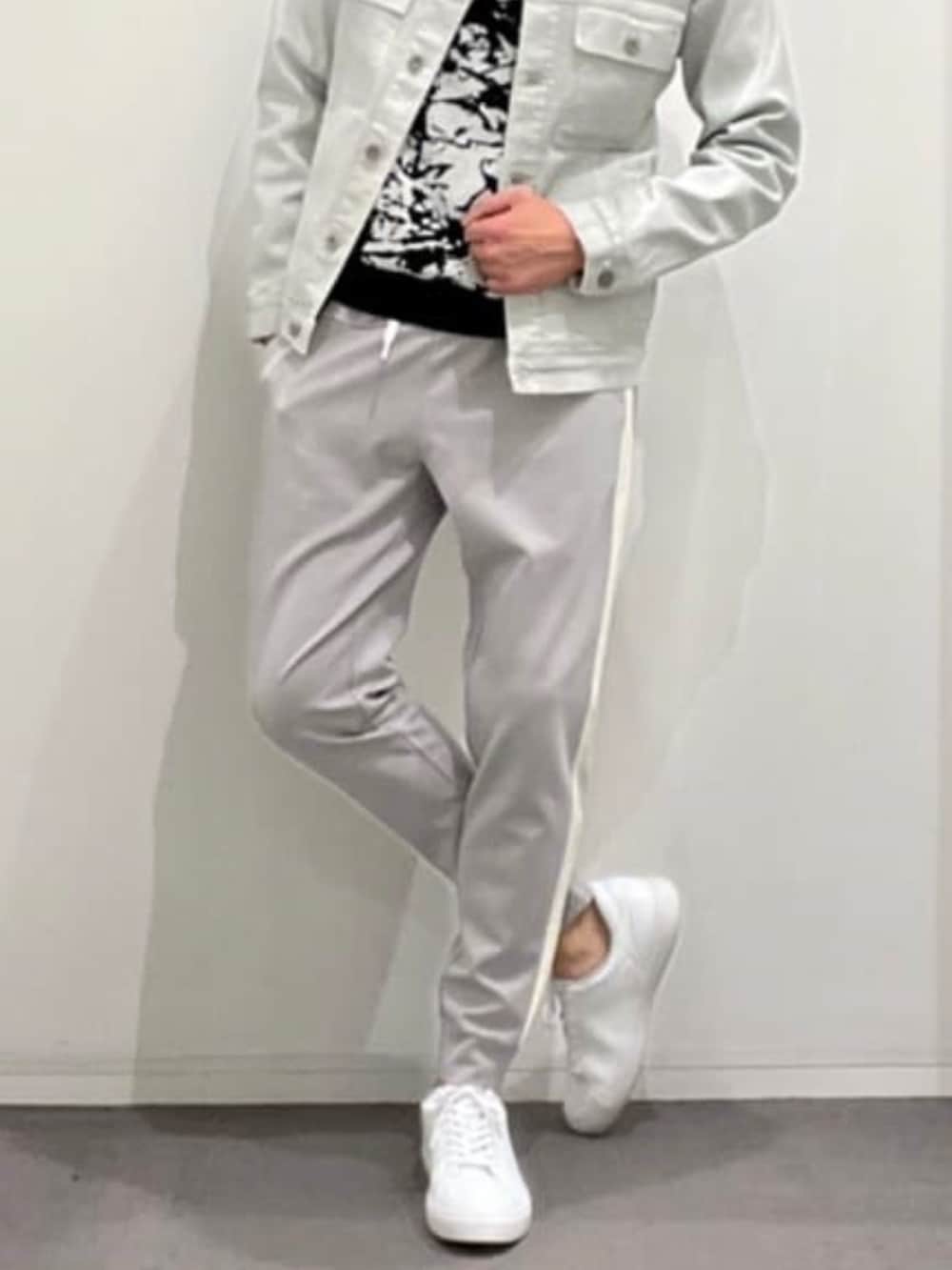 シルバー系のデニムジャケット、ブラック系のニット/セーター、グレー系のスウェットパンツを着用したメンズの夏コーディネートの6枚目の写真