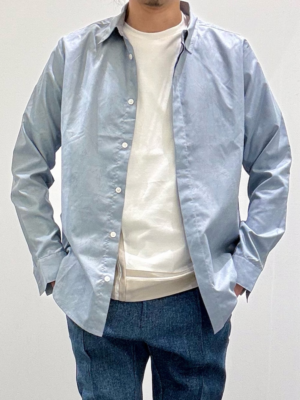 ホワイト系のスニーカー、ブルー系のシャツ/ブラウス、ホワイト系のTシャツ/カットソーを着用したメンズの春コーディネートの4枚目の写真