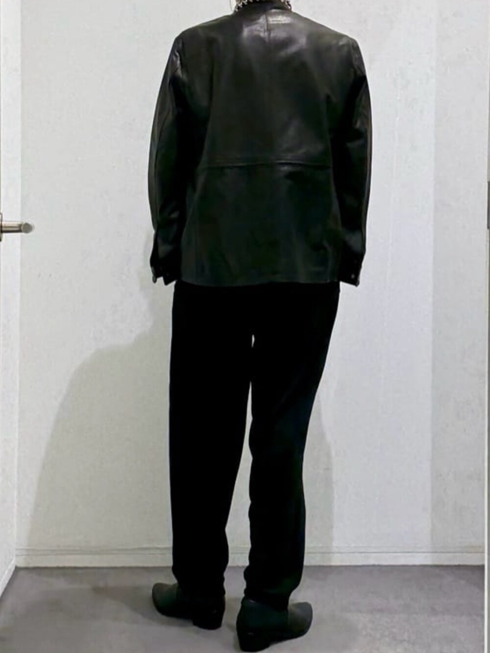 ホワイト系のTシャツ/カットソー、ブラック系のその他パンツ、ブラック系のライダースジャケットを着用したメンズの春コーディネートの3枚目の写真