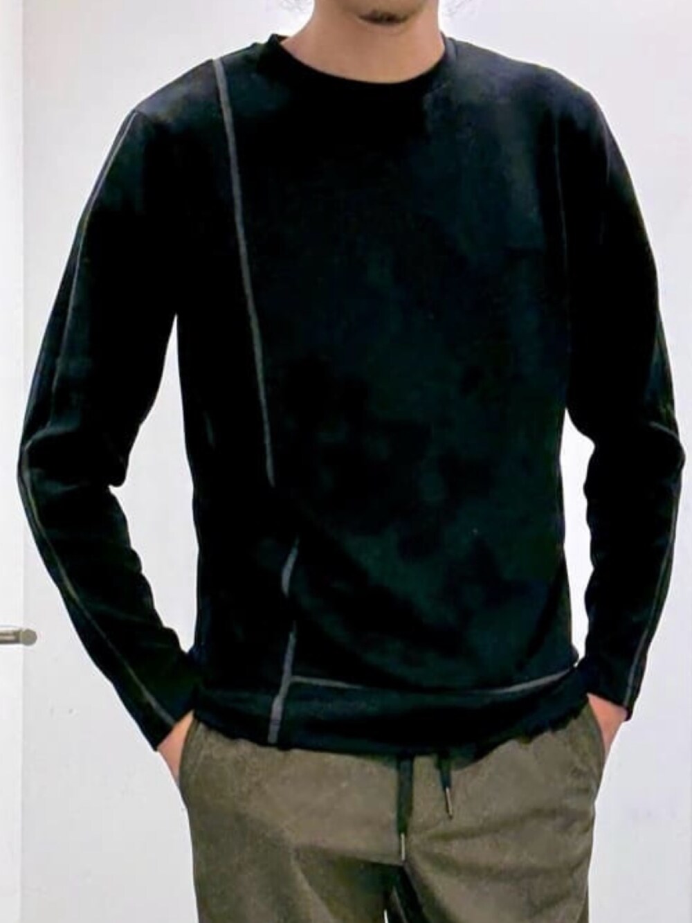 ブラック系のスリッポン、グリーン系のスラックス、ブラック系のTシャツ/カットソーを着用したメンズの春コーディネートの7枚目の写真