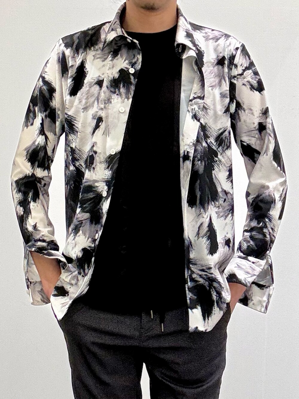 ブラック系のシャツ/ブラウス、ブラック系のTシャツ/カットソー、ブラック系のその他パンツを着用したメンズの春コーディネートの4枚目の写真
